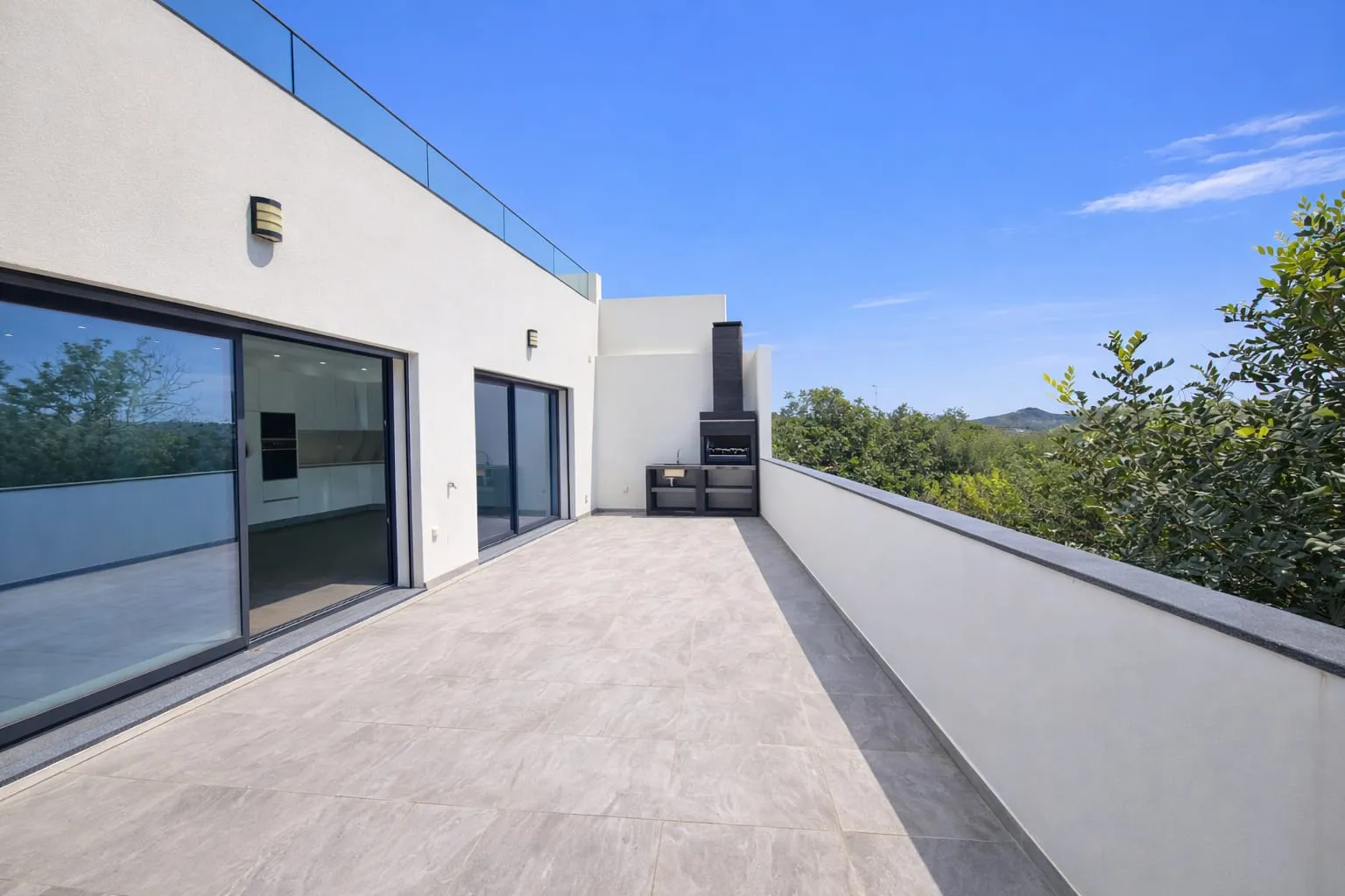 New house with lovely terraces, set amongst nature and close to the village of S. Brás