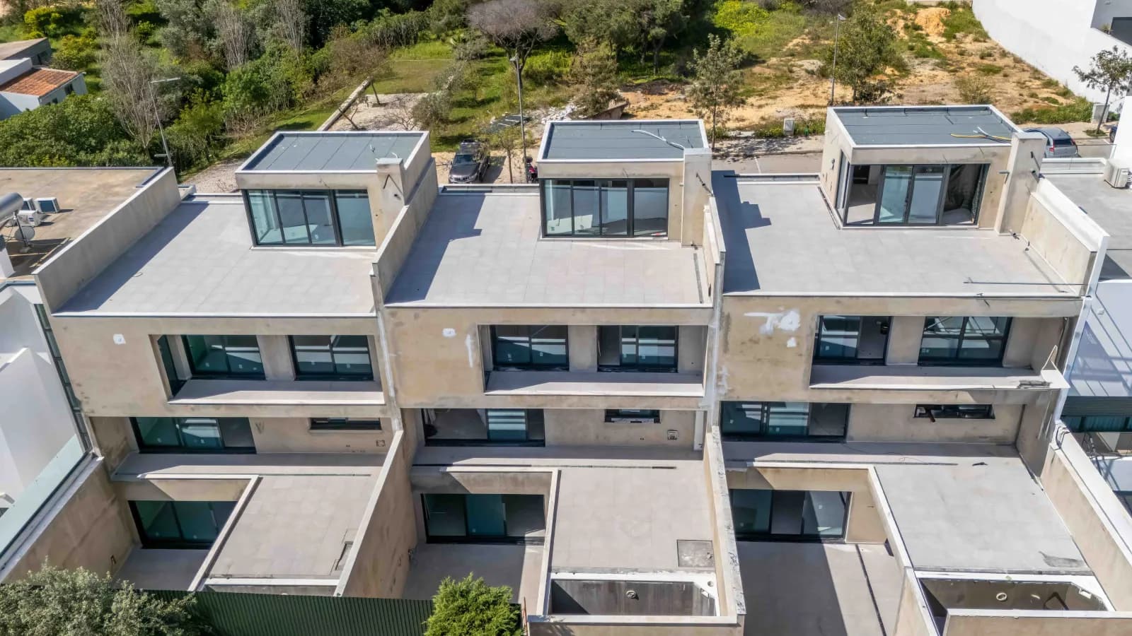 Moradia T3+1 Nova com Piscina Privada em Gambelas, Faro