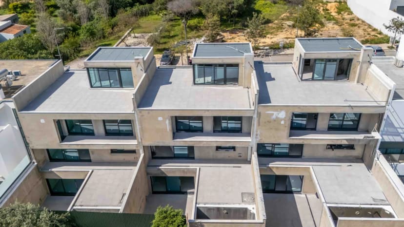 Moradia T3+1 Nova com Piscina Privada em Gambelas, Faro